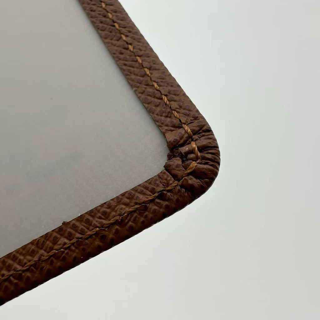 Étui pour porte-cartes en cuir marron Taiga de Louis Vuitton