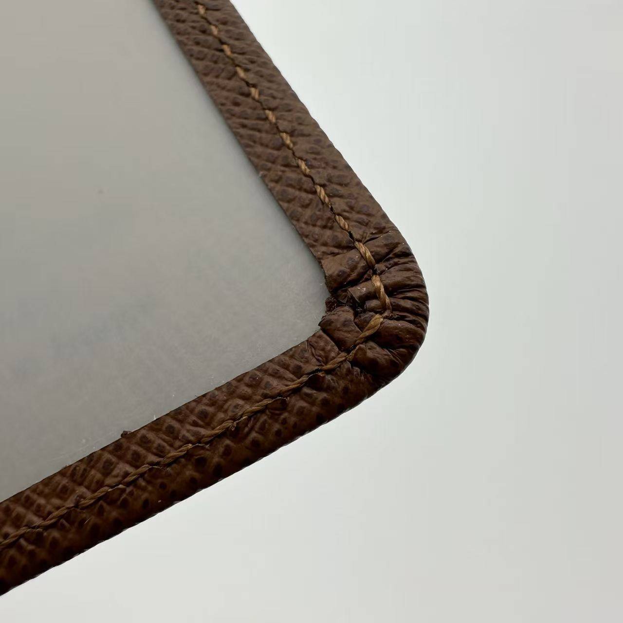 Étui pour porte-cartes en cuir marron Taiga de Louis Vuitton