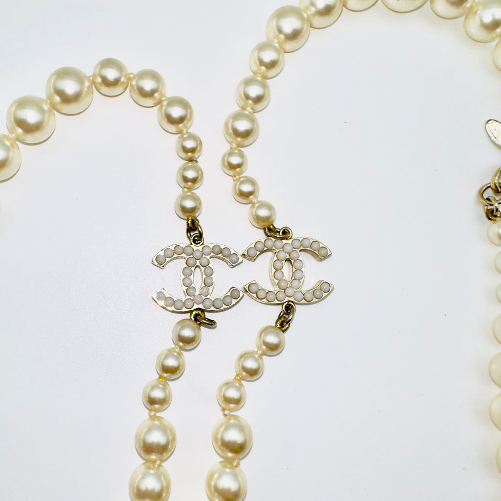 Chanel Faux Pearl CC Logo F16V Long White and Gold Necklace