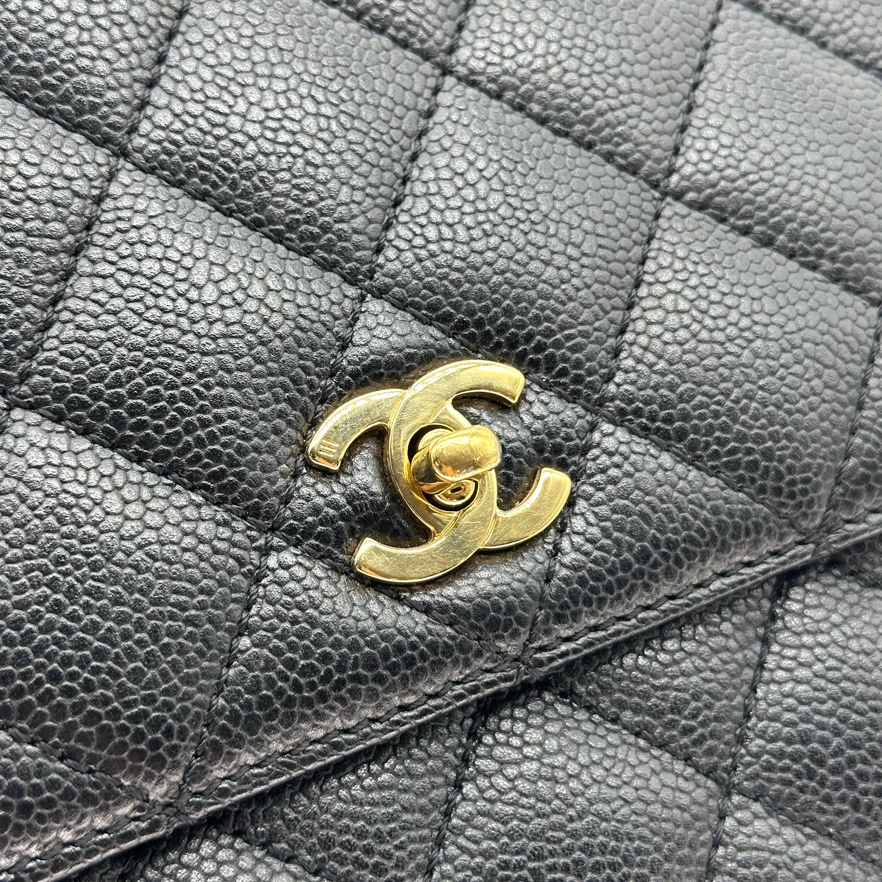 Sac à main Chanel Kelly avec poignée supérieure en cuir Caviar Matériel doré noir Matelasse Série 6