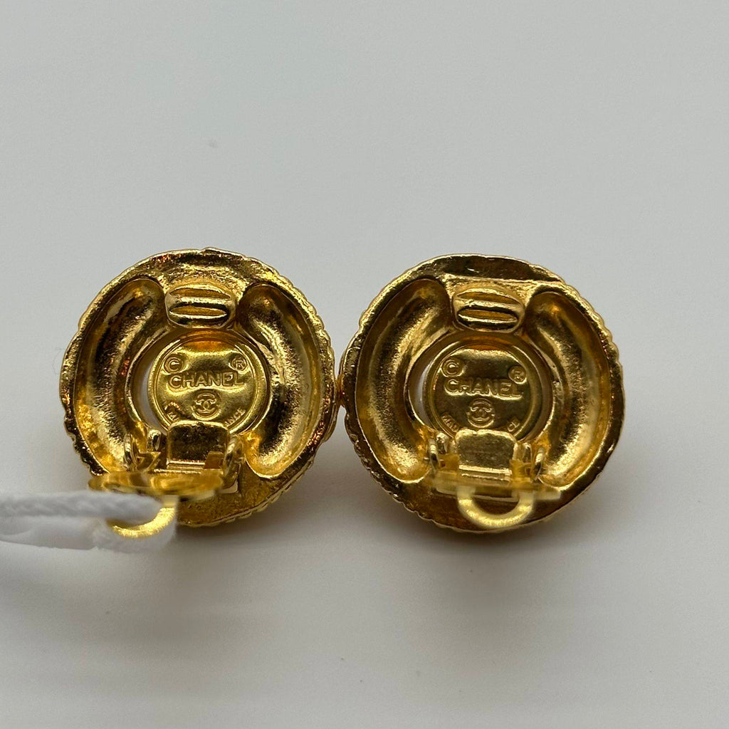 Boucles d'oreilles clips en perles matelassées vintage Chanel Doré