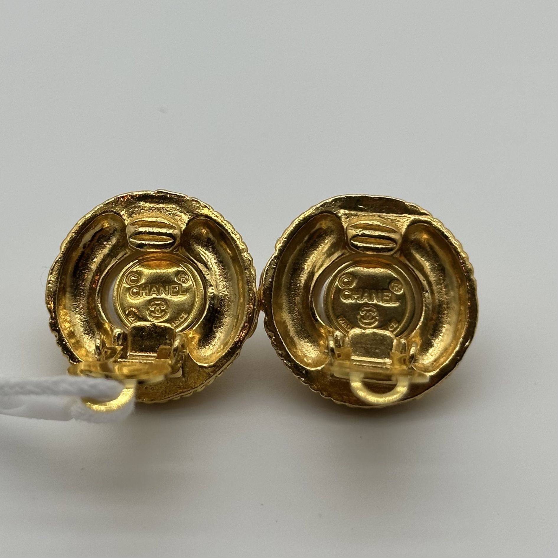 Boucles d'oreilles clips en perles matelassées vintage Chanel Doré