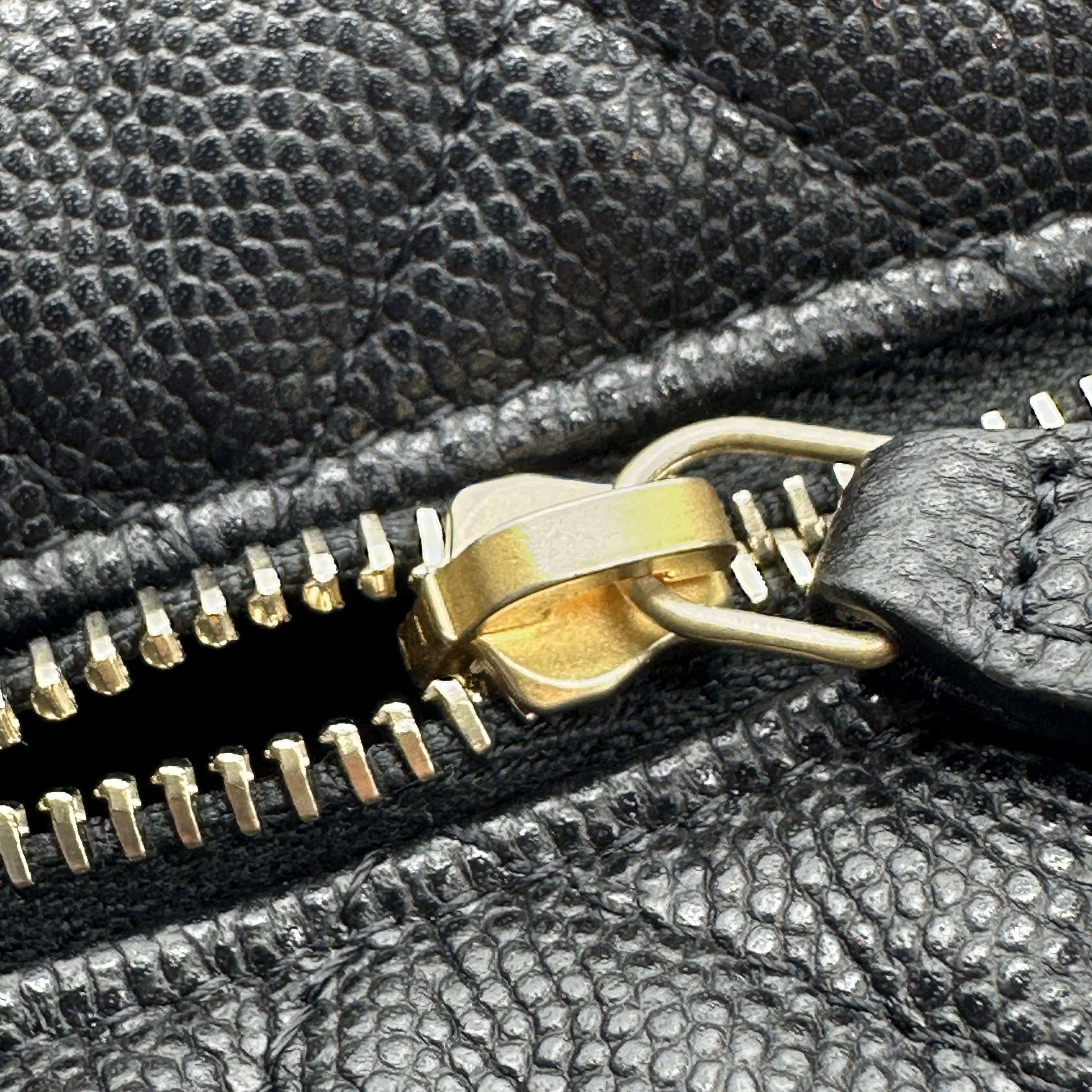 Chanel Mini sac rond Hobo Pouch Noir Caviar brillant Matériel en métal mélangé RFID
