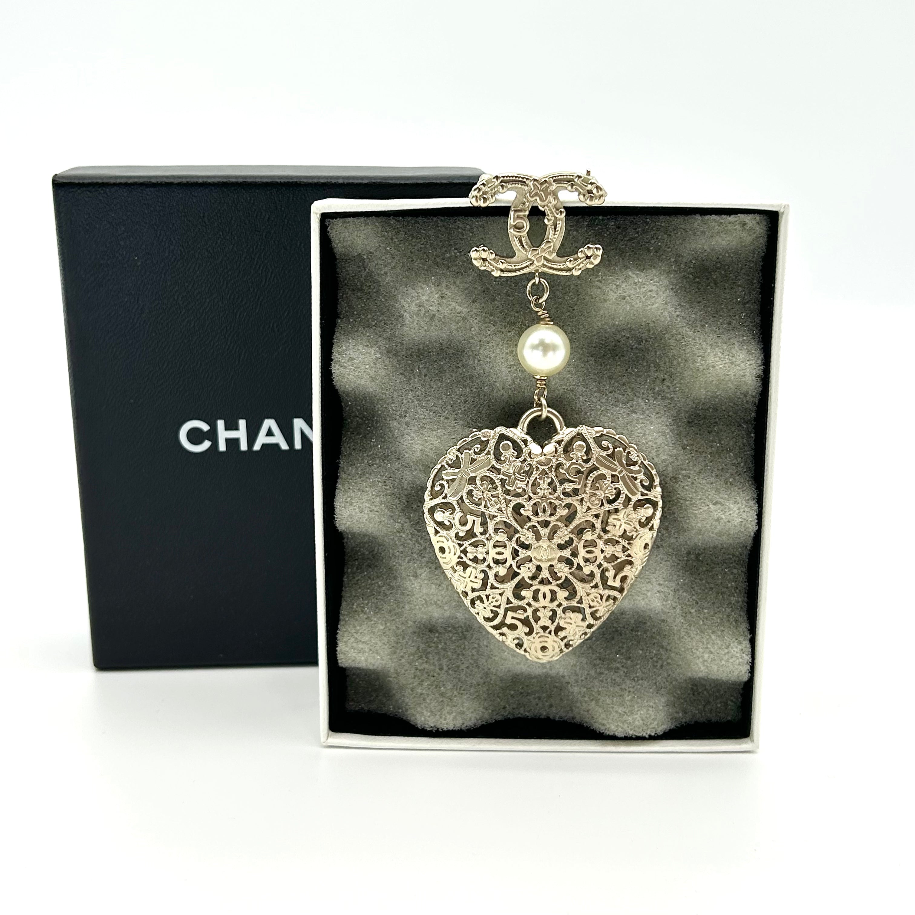 Chanel Vine Heart Openwork Brooch Light Gold
