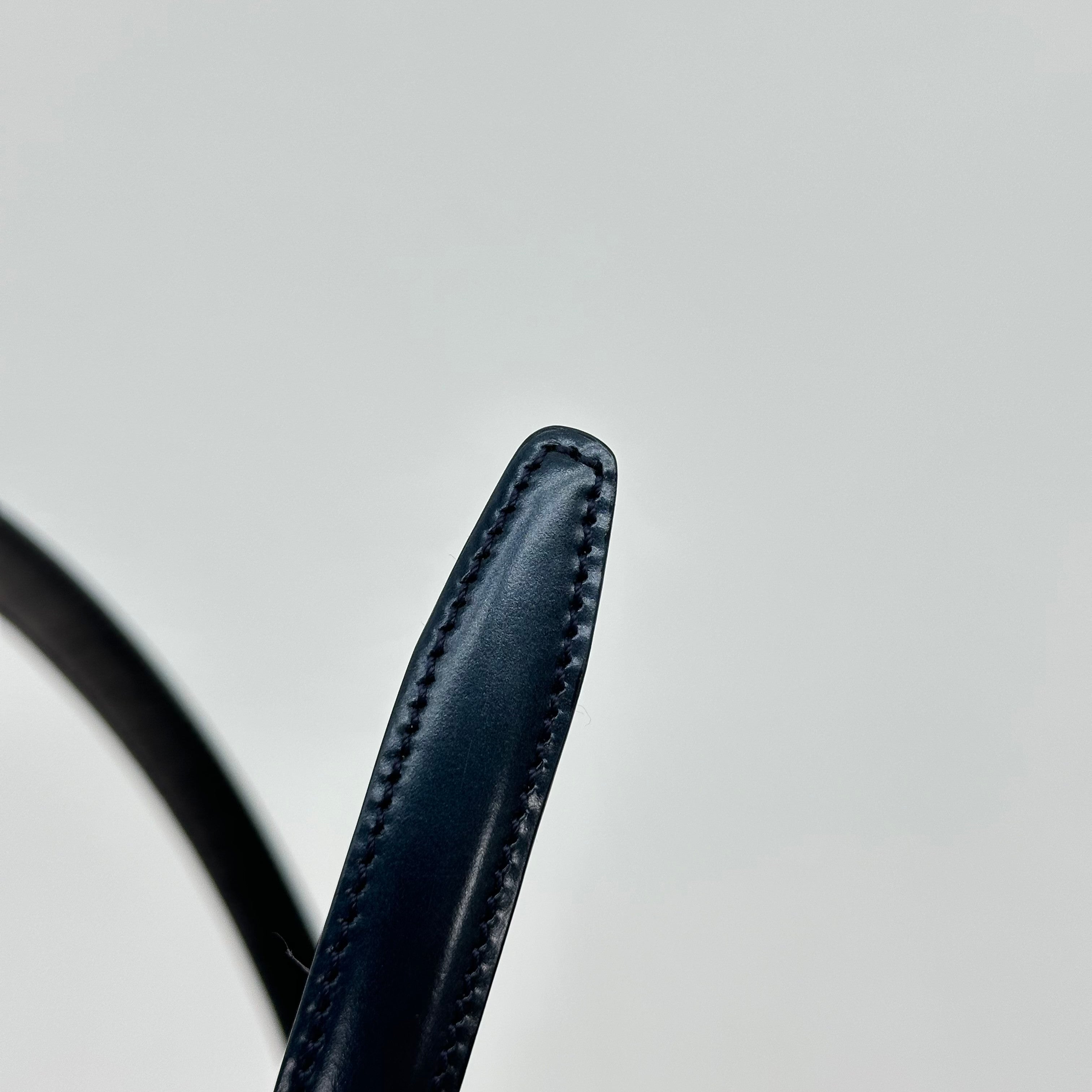 Cinturón de cuero con logo G cuadrado Gucci Cinturón clásico con hebilla dorada Talla 75