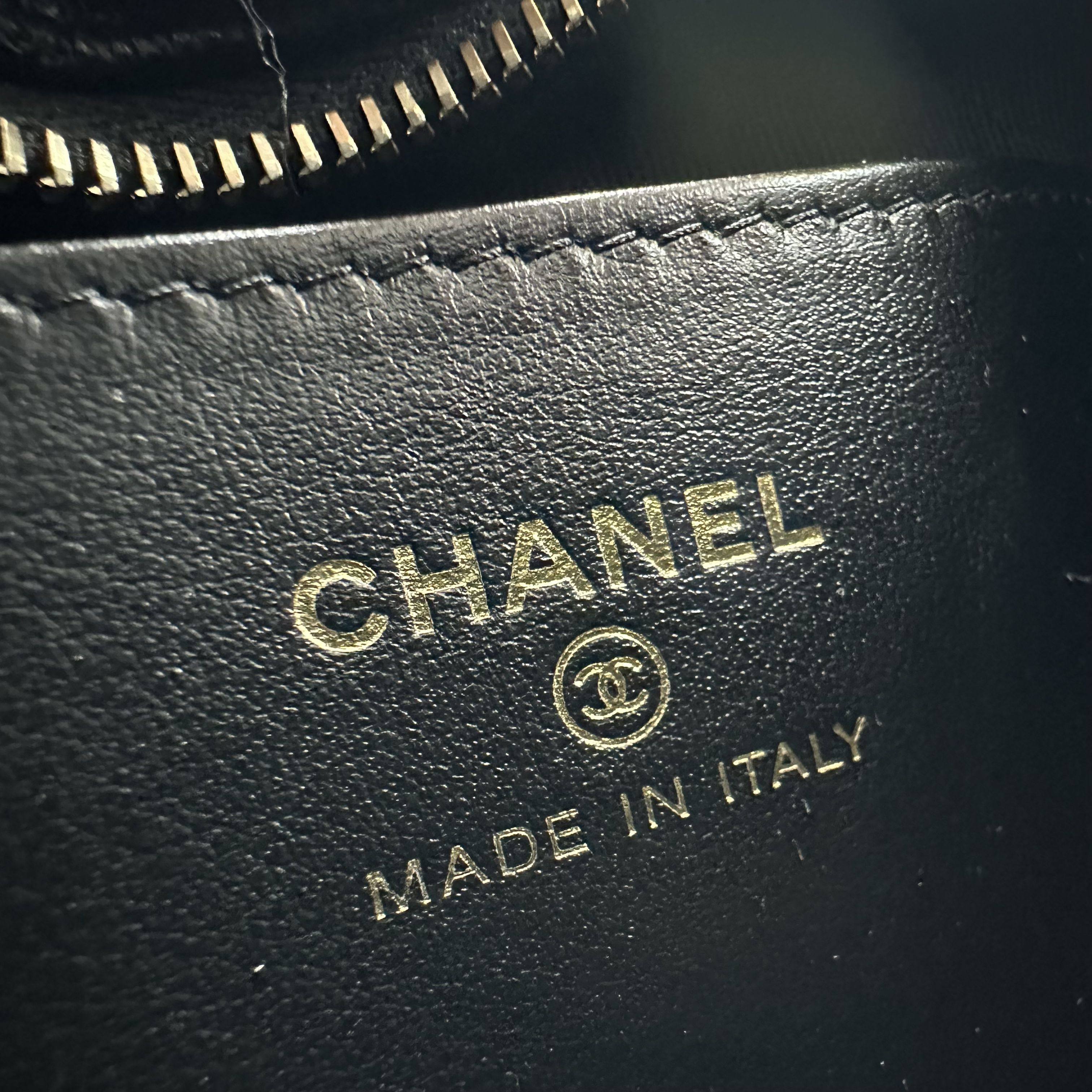 Chanel Mini sac rond Hobo Pouch Noir Caviar brillant Matériel en métal mélangé RFID
