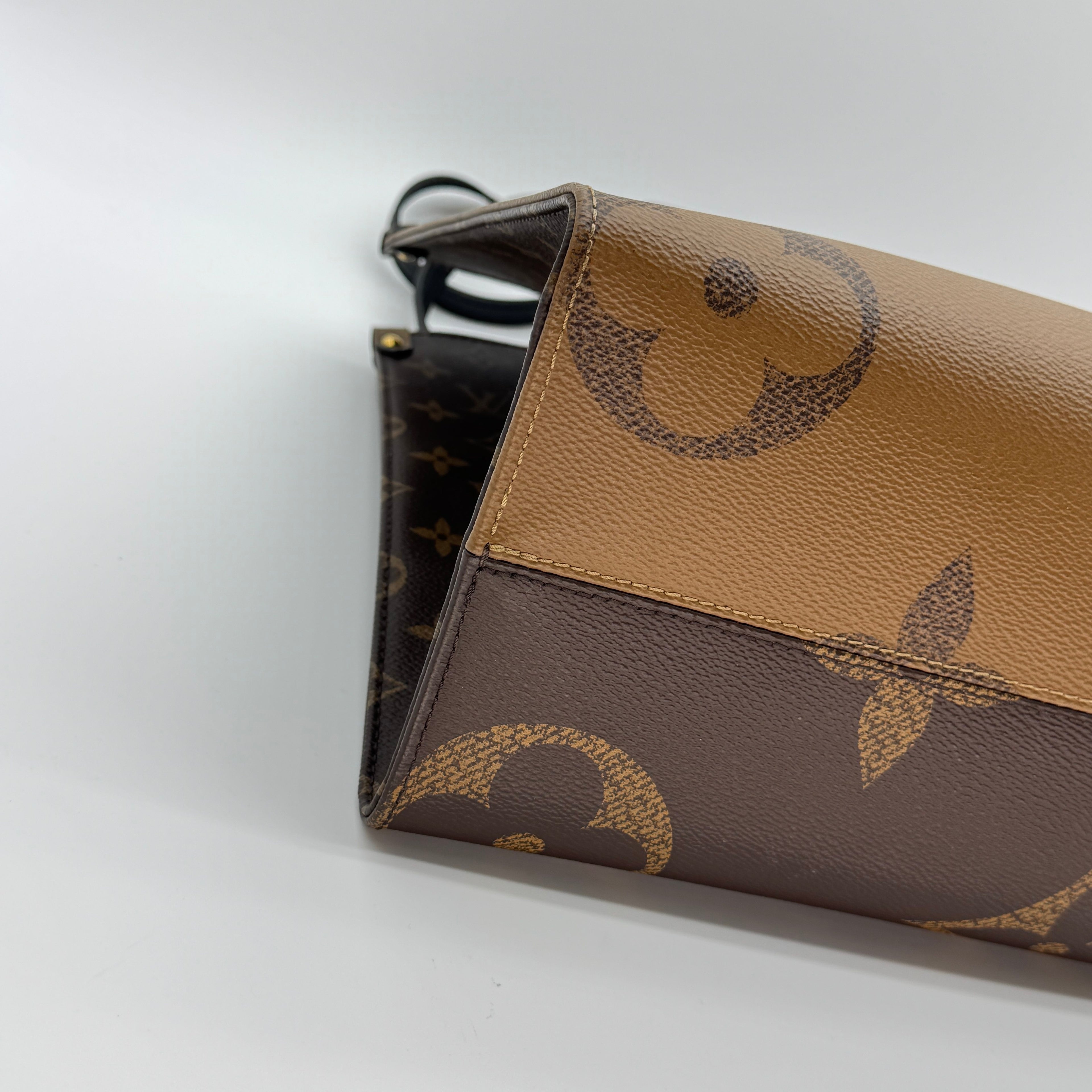 Louis Vuitton Giant Monogram Reverse On the Go MM M45321 Brown There was an RFID response