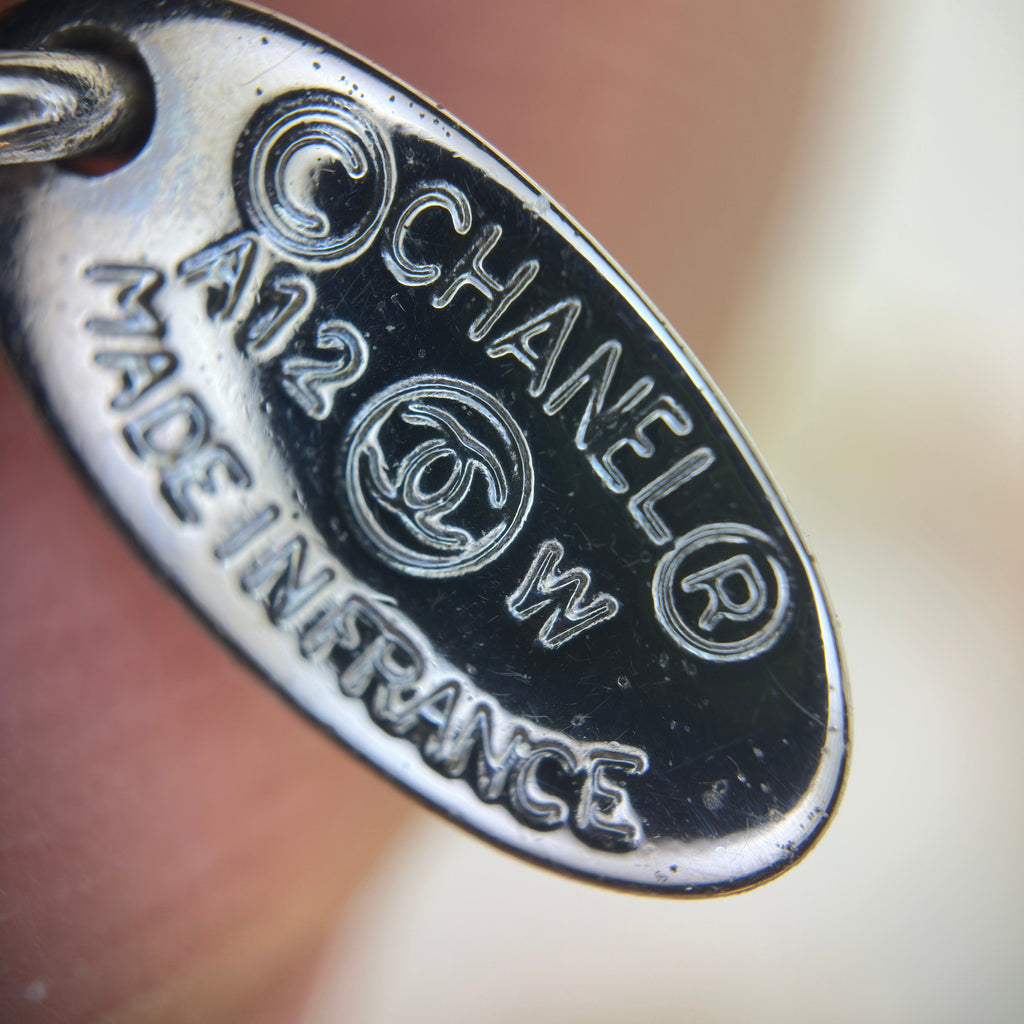 Chanel Coco Mark A12W Necklace Metal x imitation pearl Silver Wears Scratched Losing luster Marked Discoloration Oxidation staining Lint on fabric