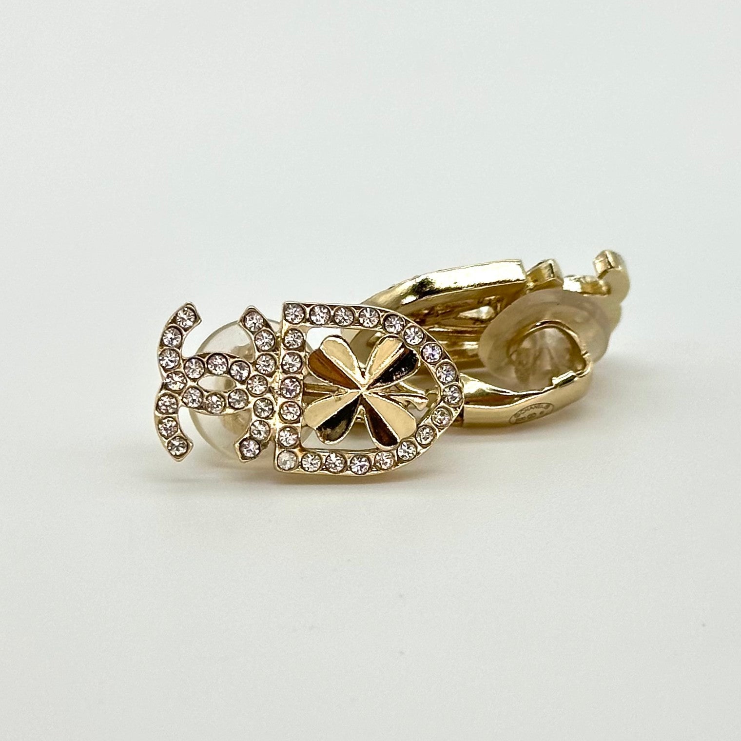 シャネル Shield Clover Rhinestone Double CC Clip-On イヤリング