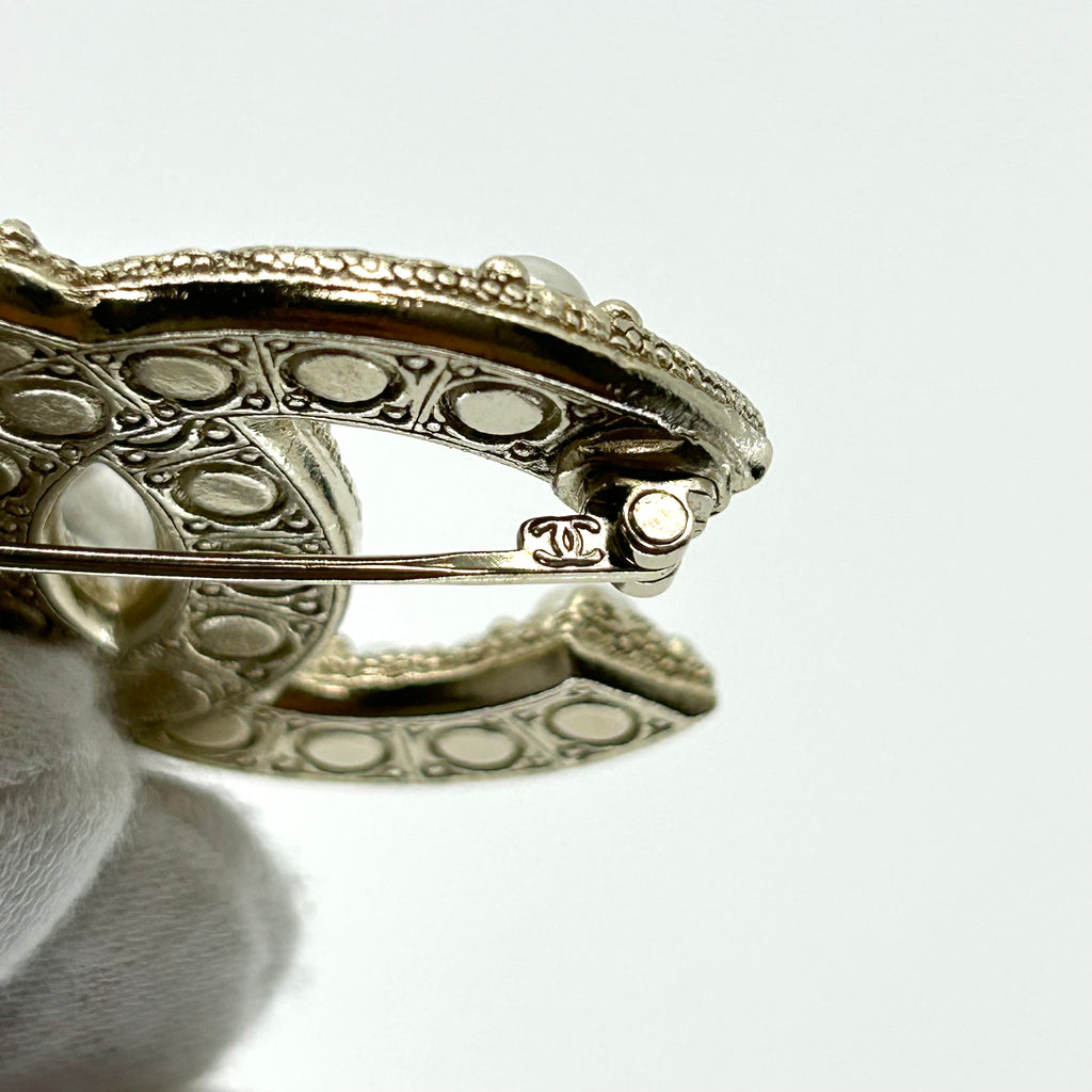 CHANEL Pearl F22 V Brooch