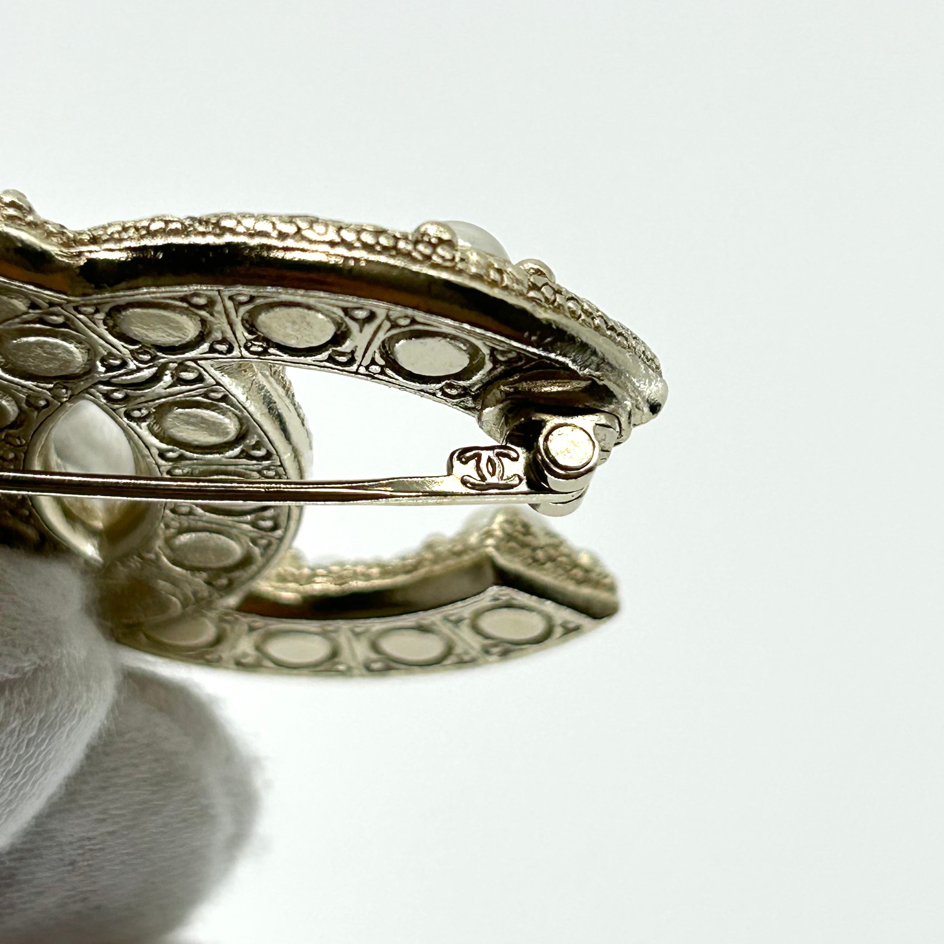 CHANEL Pearl F22 V Brooch