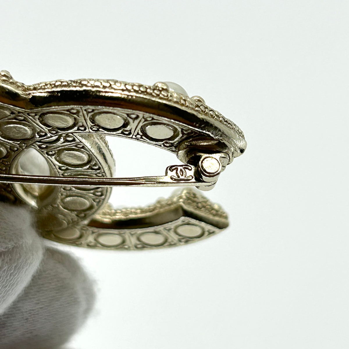 CHANEL Pearl F22 V Brooch