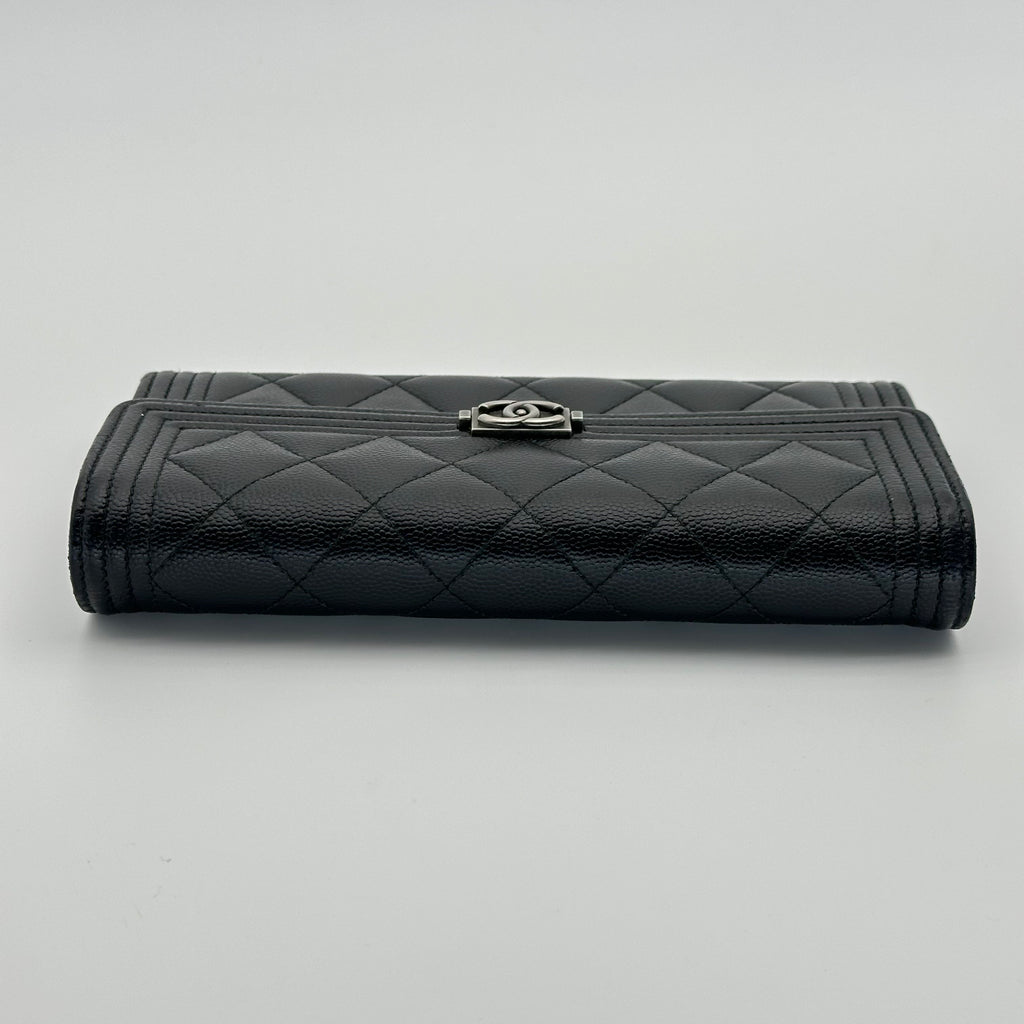 Chanel Boy Gusset Flap Wallet, große Geldbörse aus gestepptem Caviar-Leder, Schwarz