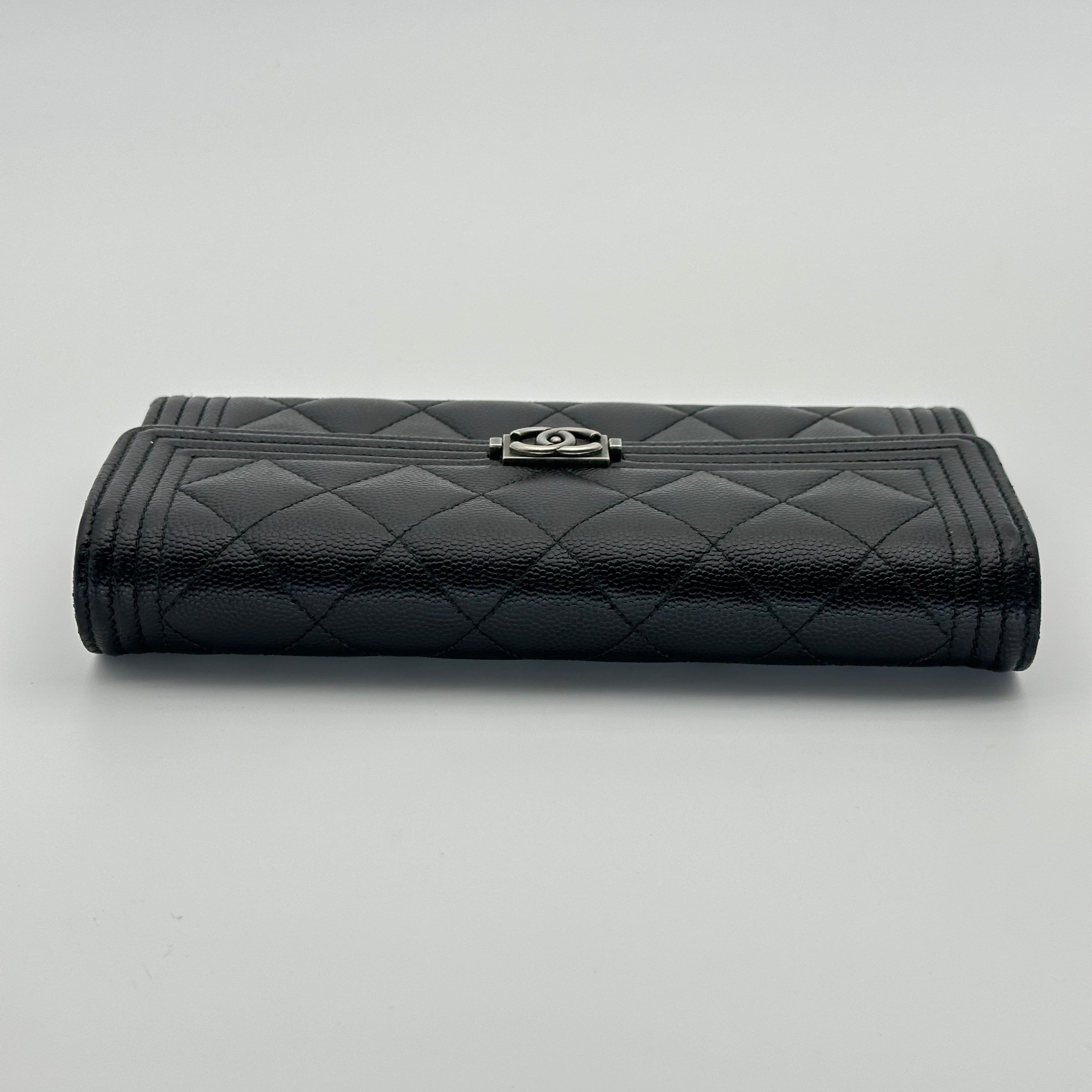 Chanel Boy Gusset Flap Wallet, große Geldbörse aus gestepptem Caviar-Leder, Schwarz