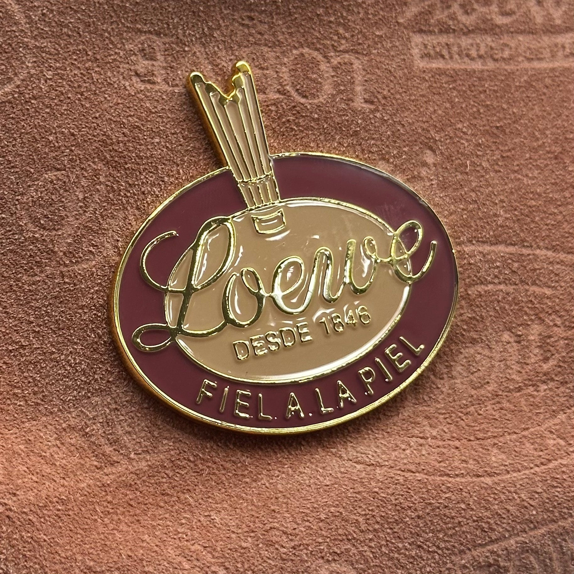 LOEWE 160th Anniversary Limited Edition Umhängetasche aus Wildleder mit Jubiläums-Logo