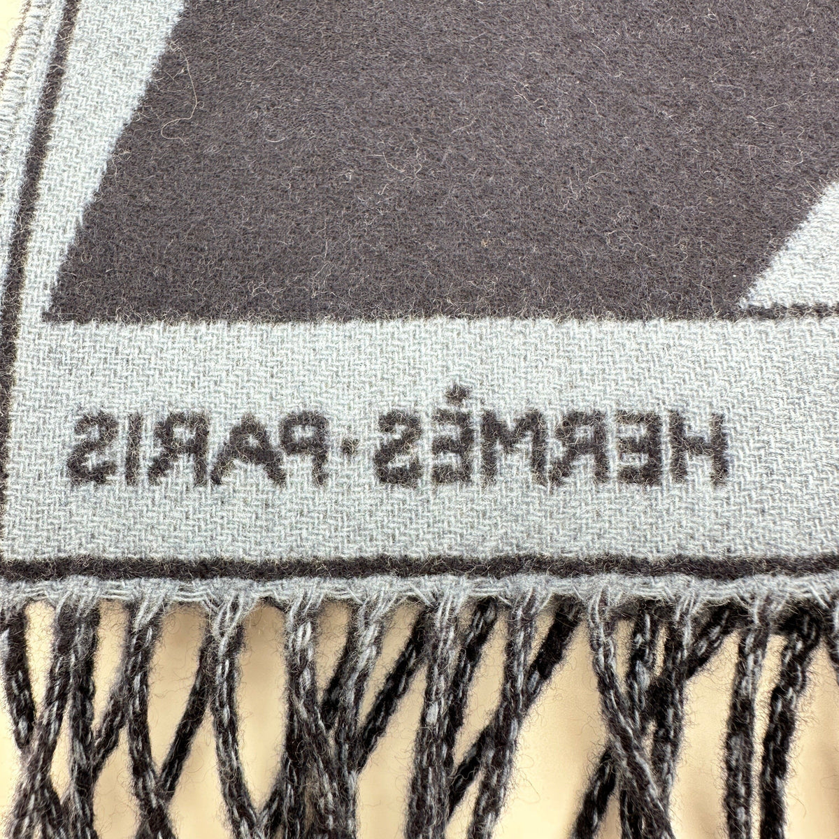 Hermès Camail Scarf Cashmere navy x blue Wears Lint on fabric Wrinkled Jacquard horse gear motif