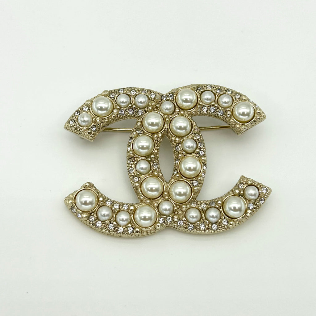 CHANEL Pearl F22 V Brooch