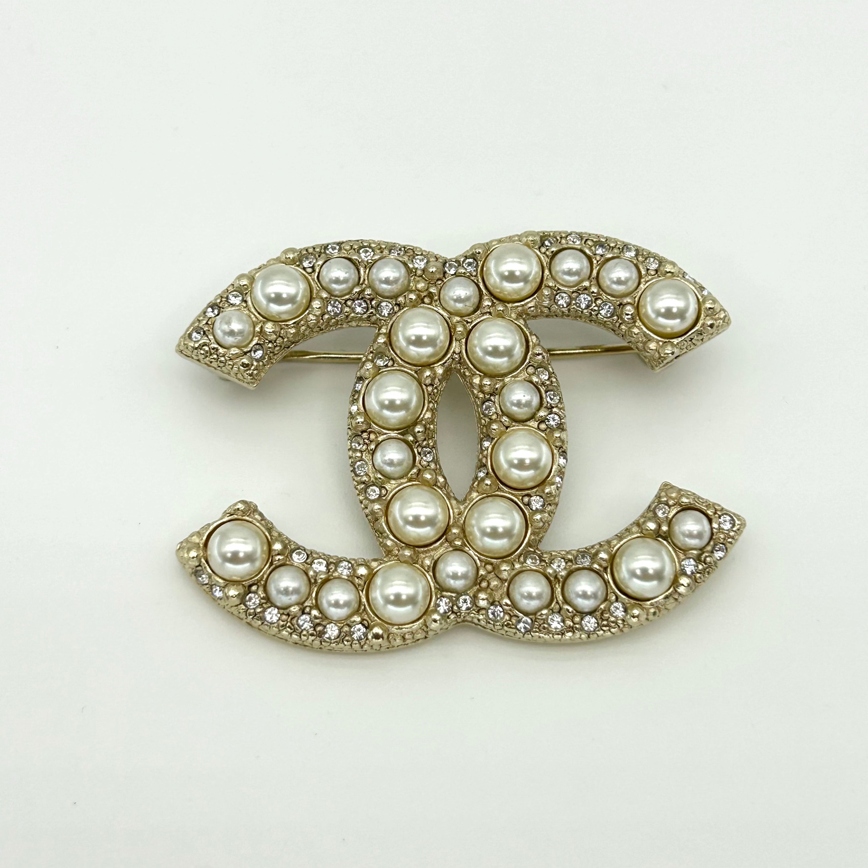 CHANEL Pearl F22 V Brooch