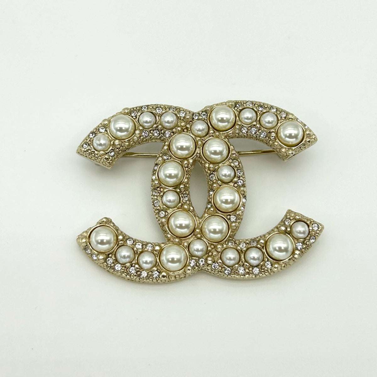 CHANEL Pearl F22 V Brooch